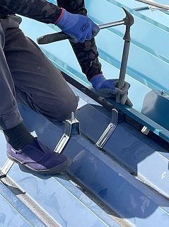 折半屋根ポンチ穴あけ