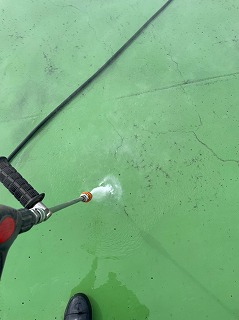 陸屋根　高圧洗浄中