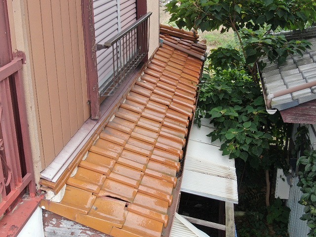 屋根瓦破損