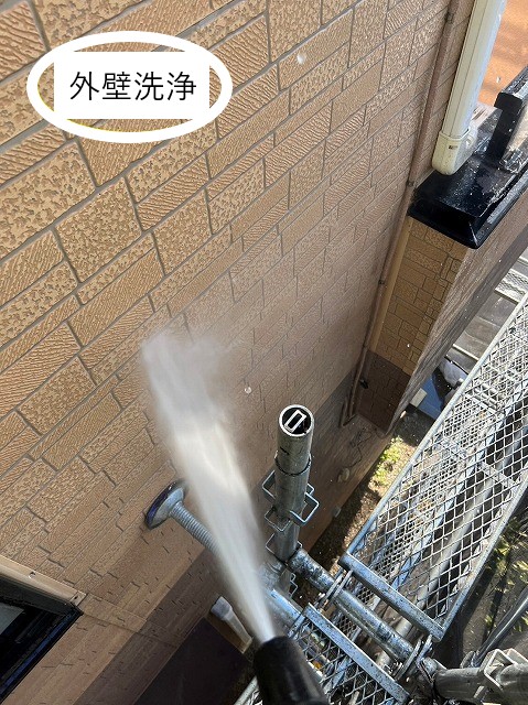 高圧洗浄機で外壁の汚れもおとします