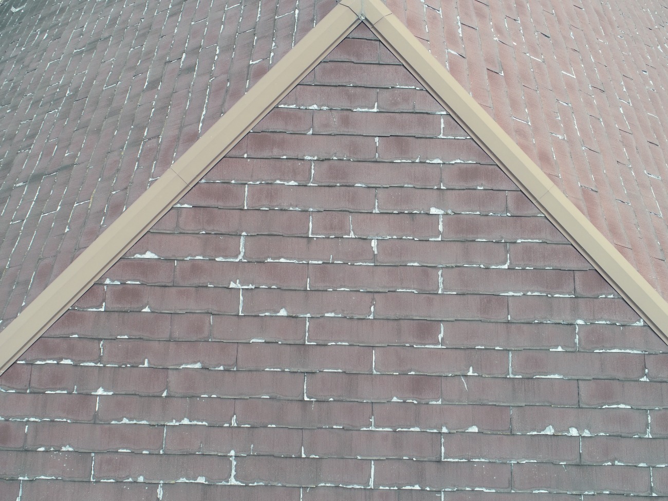 棟板金周辺の劣化とスレートの浮き