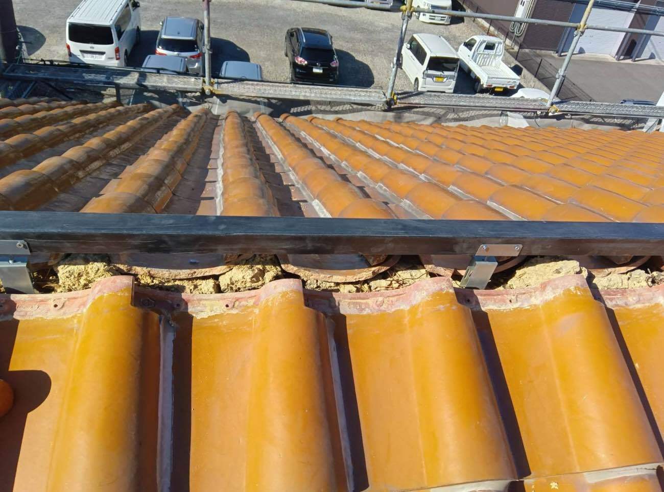 樹脂製の棟木を取付