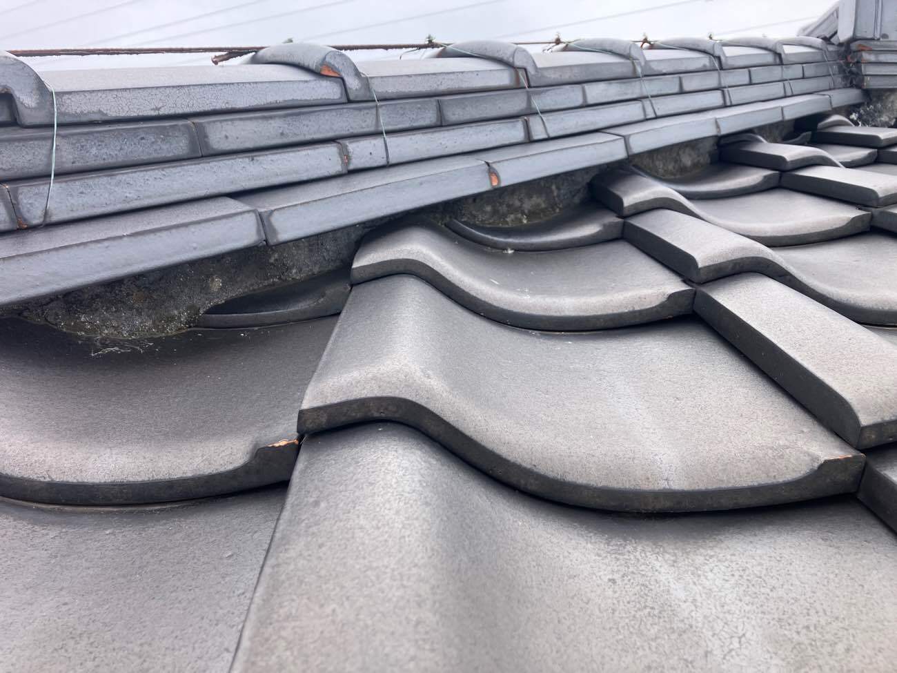 屋根漆喰工事　施工前の状態