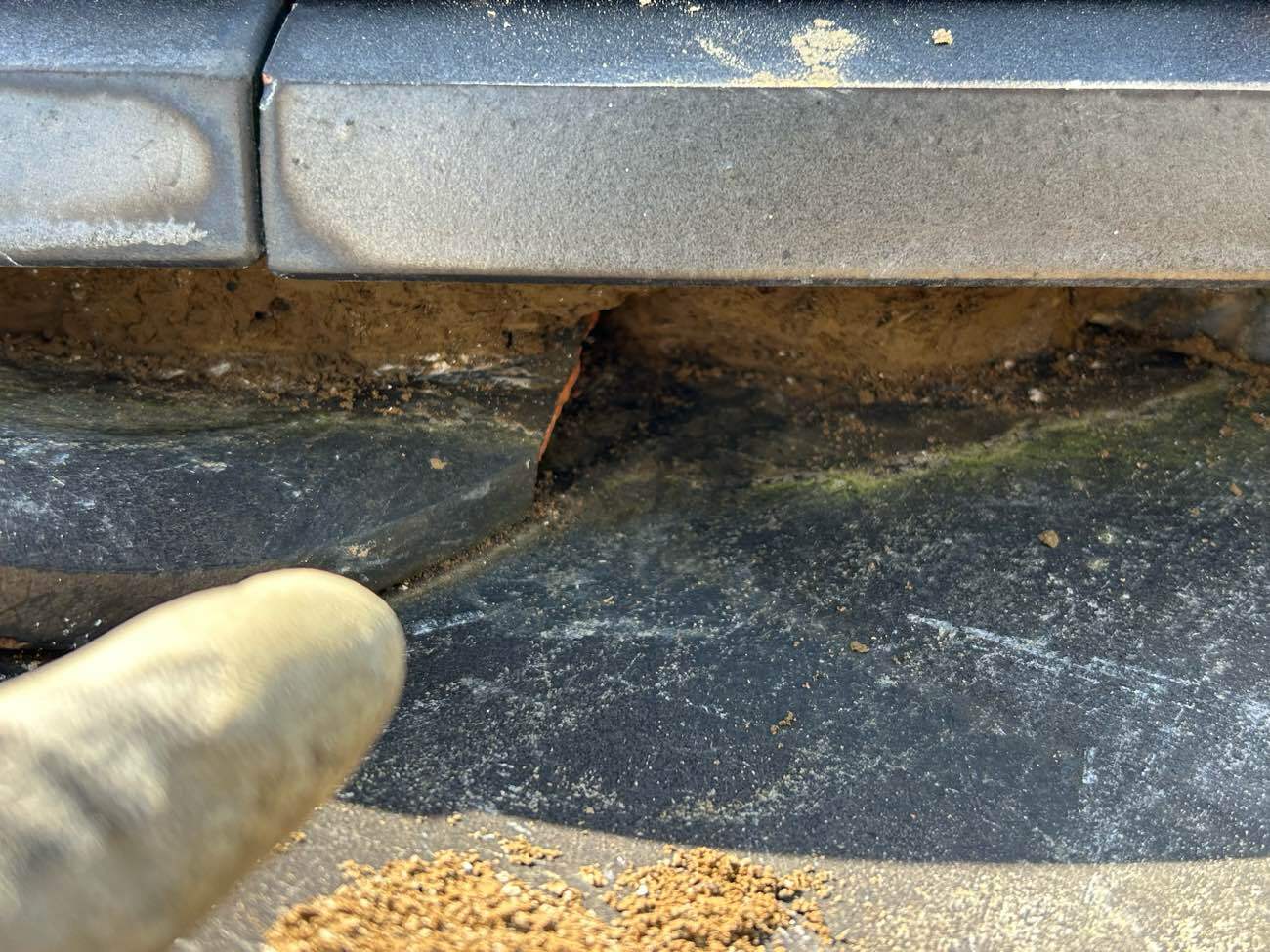 既設の古い漆喰の撤去状態