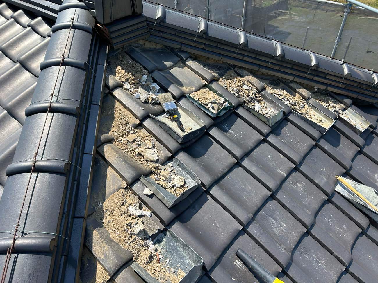 既設の古い漆喰の撤去状態