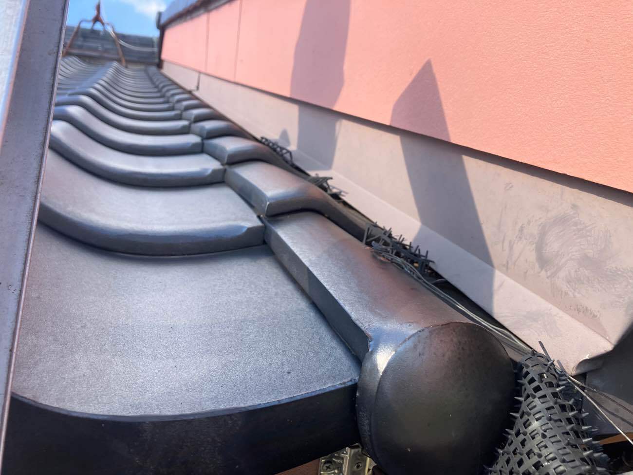 工事前　瓦と破風板金の隙間