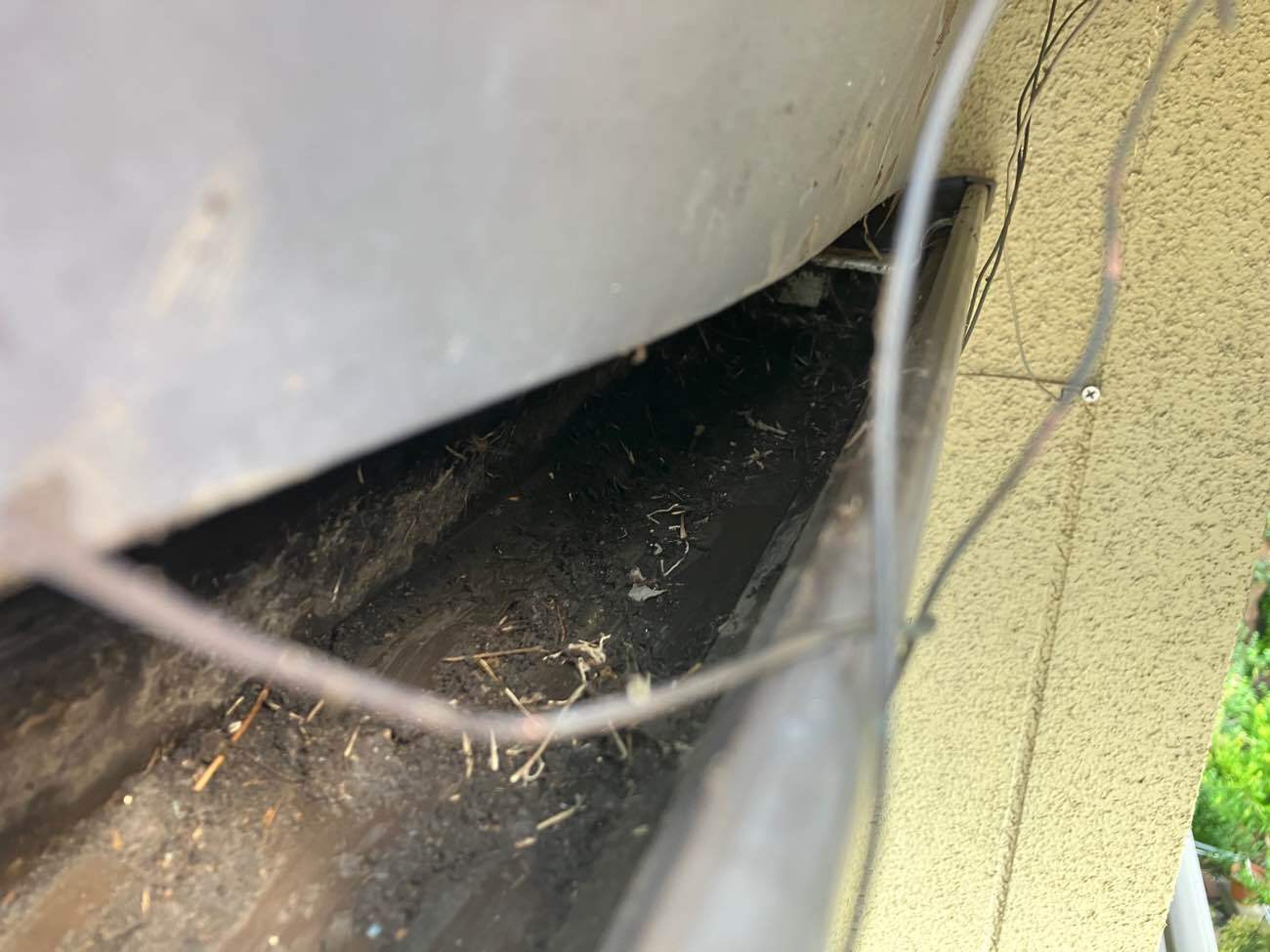 雨樋内部に溜まった藁　掃除後