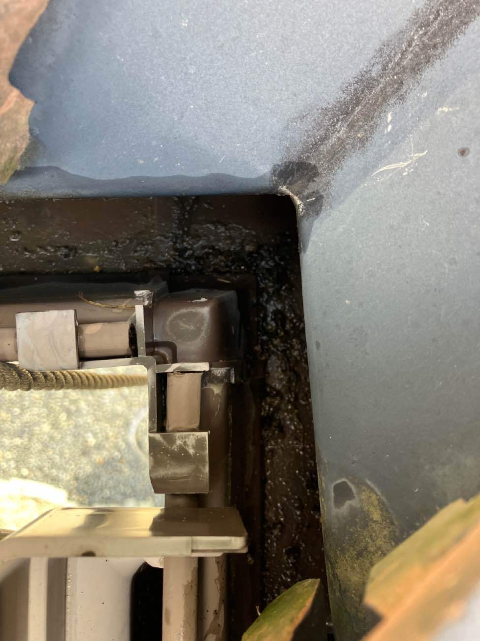 雨樋内部に溜まった藁　掃除後