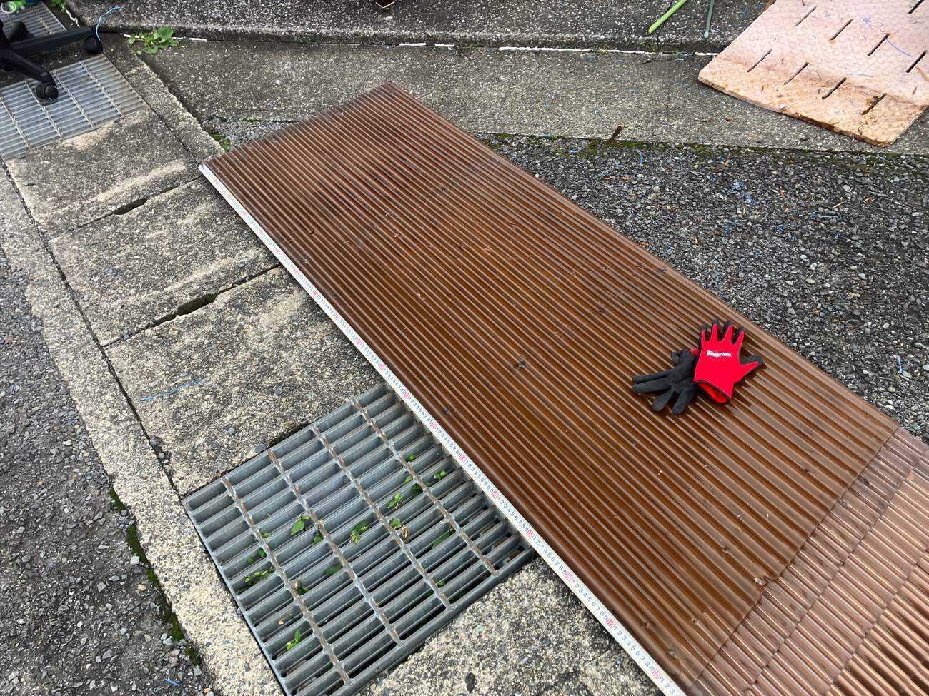 撤去した古い波板の状態確認