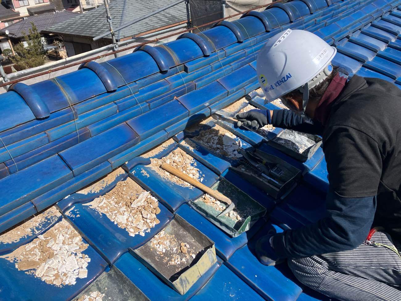 劣化した漆喰の撤去と下地の露出
