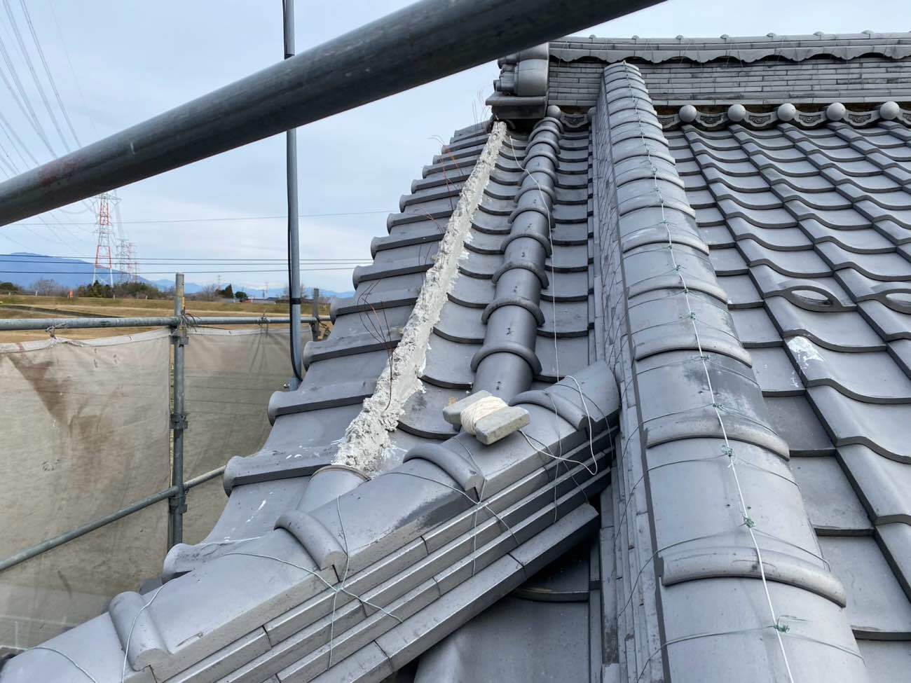 棟端部まで丁寧に漆喰を成形