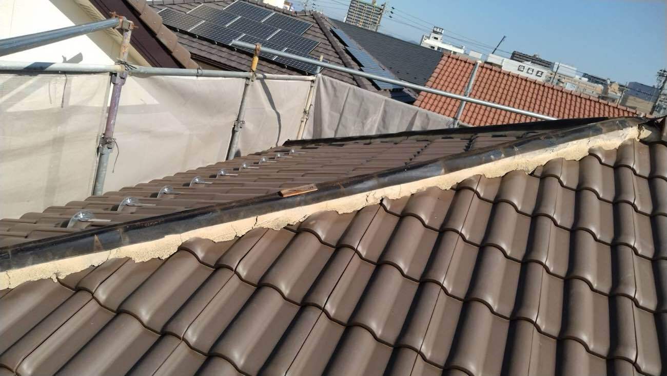 施工前:棟の漆喰が連続して傷んだ状態