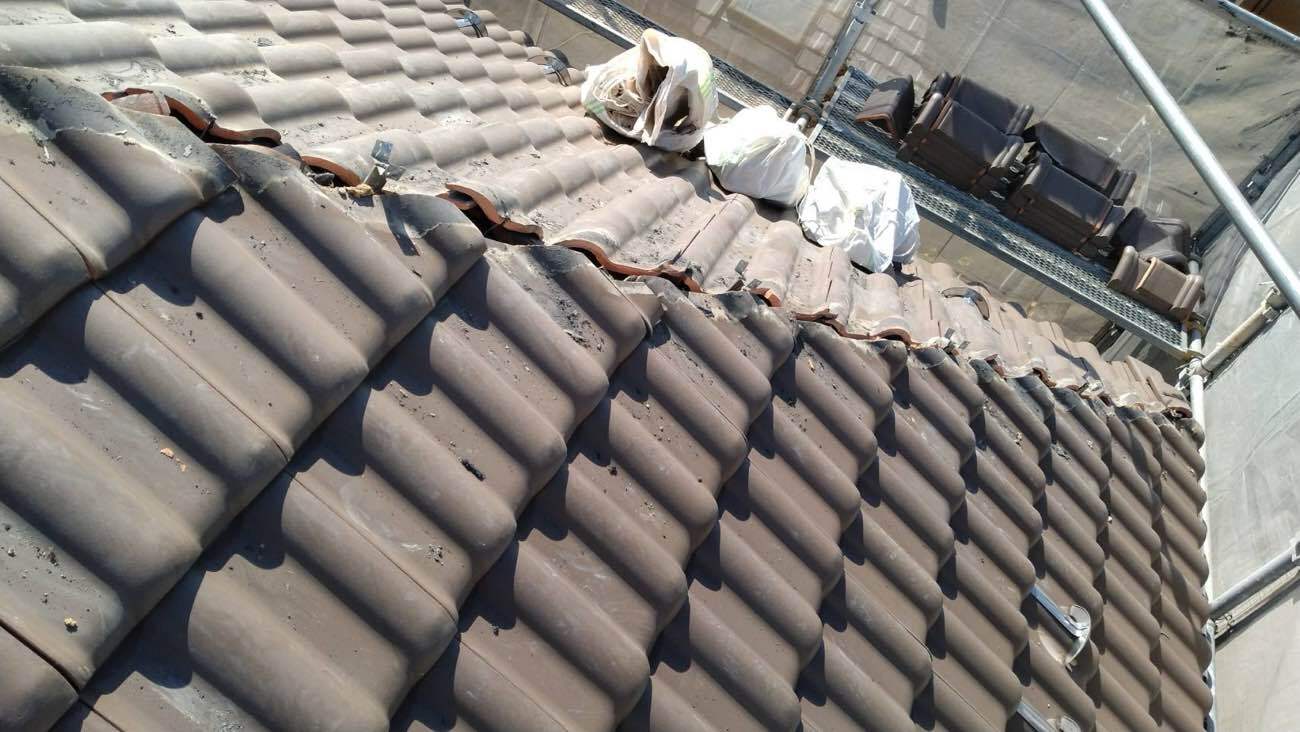 既存漆喰の撤去と清掃で下地を整える