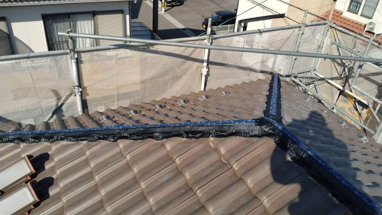 養生材で保護しながら作業環境を安定化