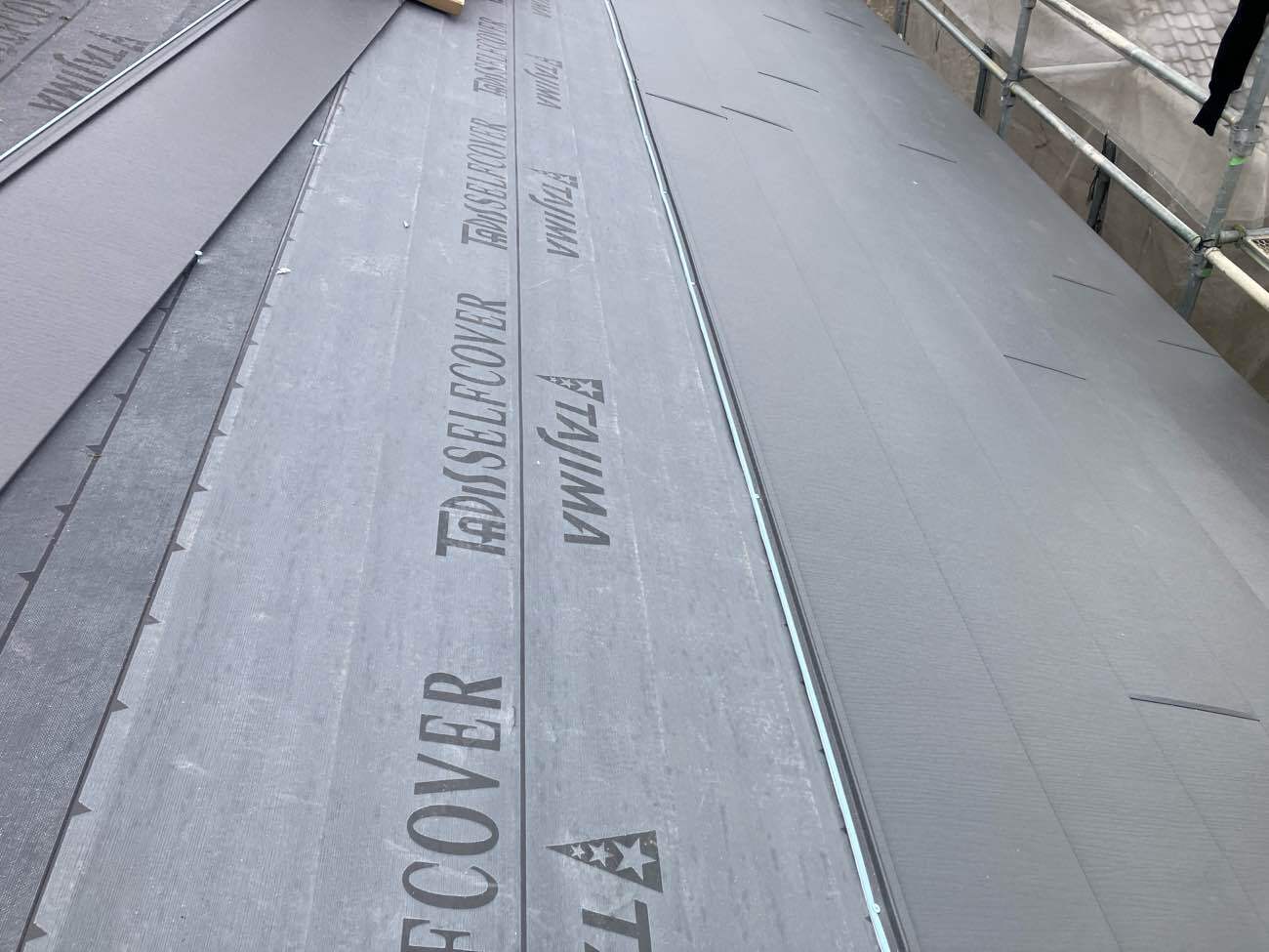 スーパーガルテクト本体の施工