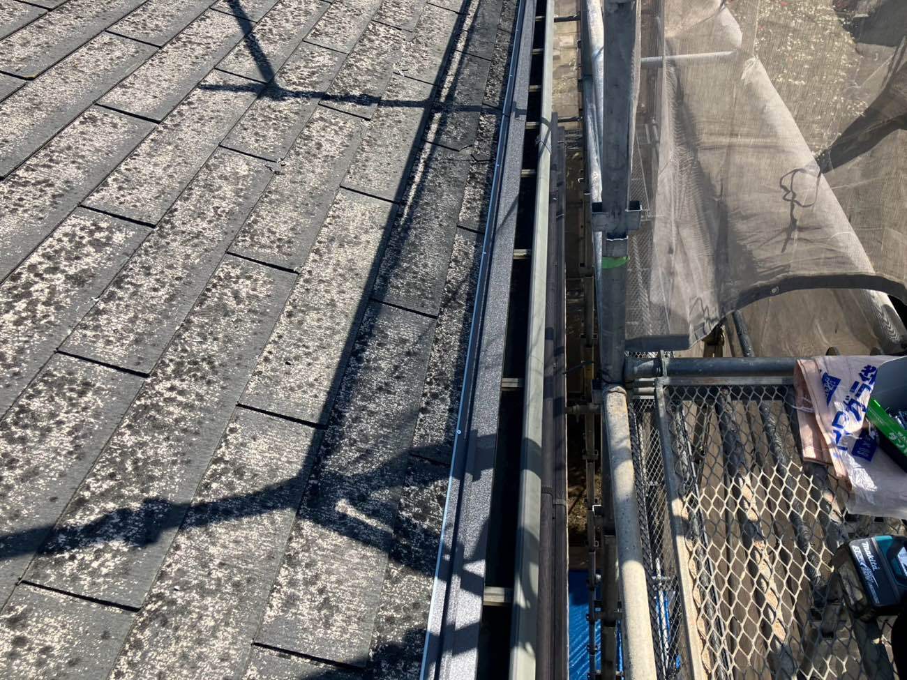 既存屋根の清掃と役物の撤去