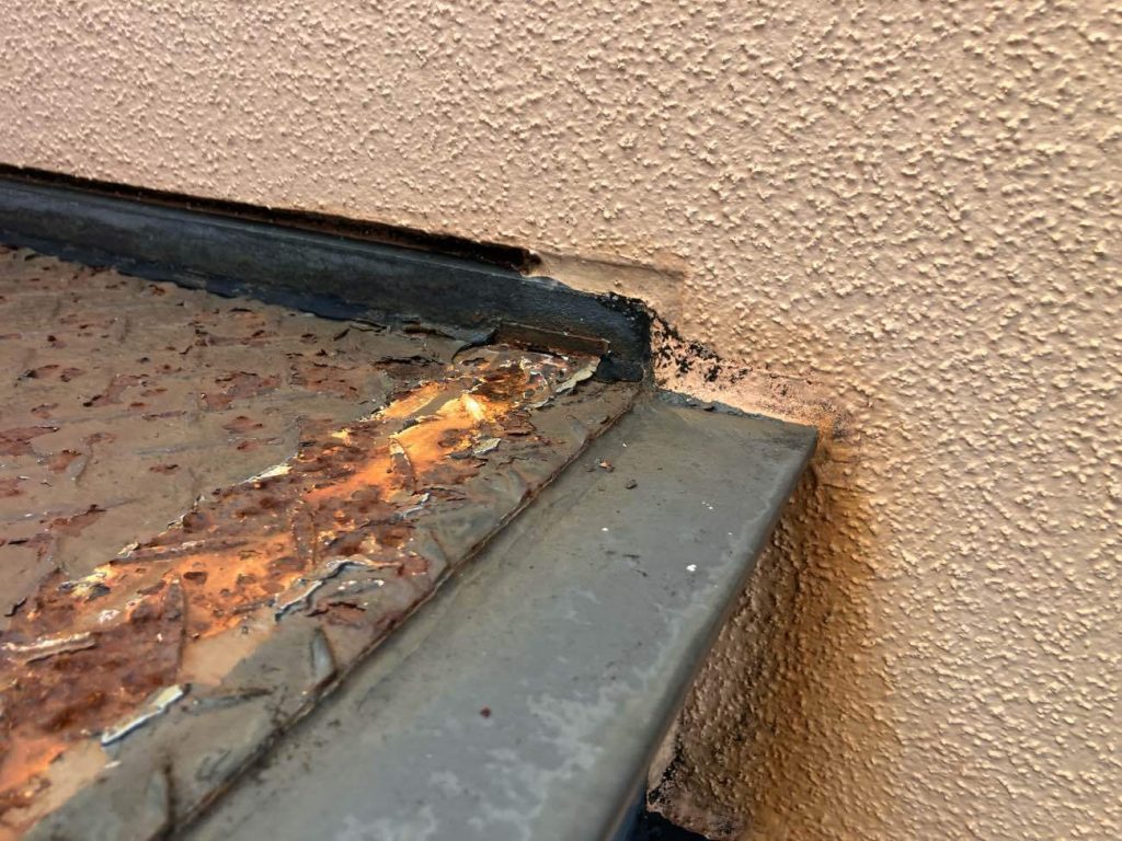 庇端部の錆びと隙間