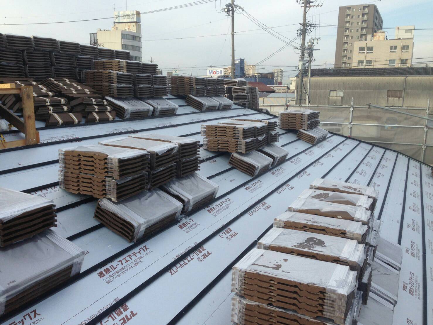 屋根葺き替え工事 瓦桟取付 瓦荷揚げ