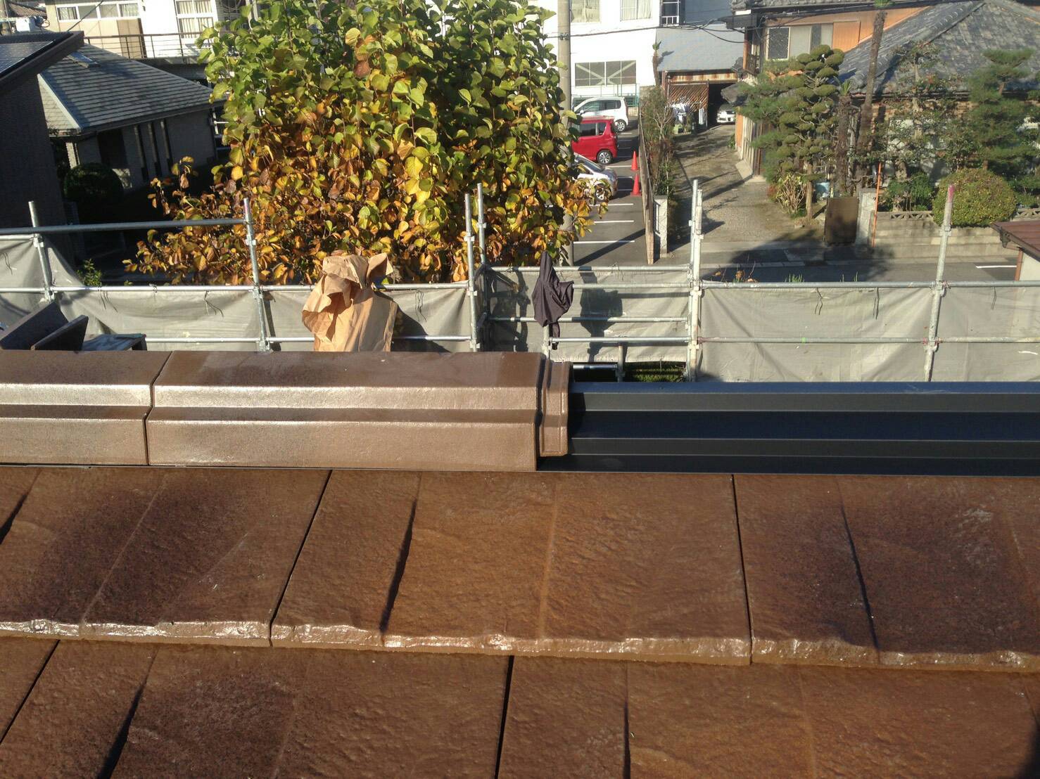 屋根葺き替え工事　屋根施工中