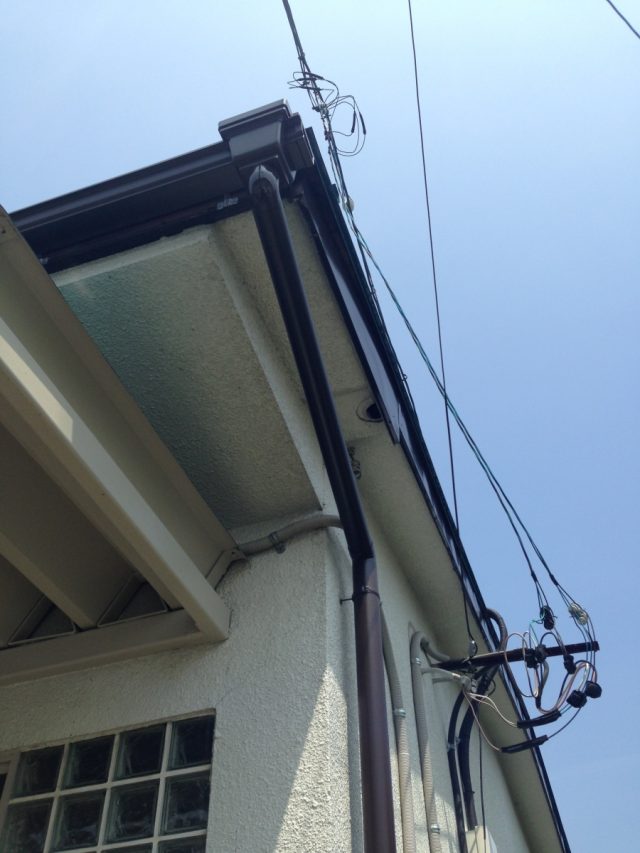 雨樋の架け替え　軒樋PC５０　パナソニック製　立樋の施工後