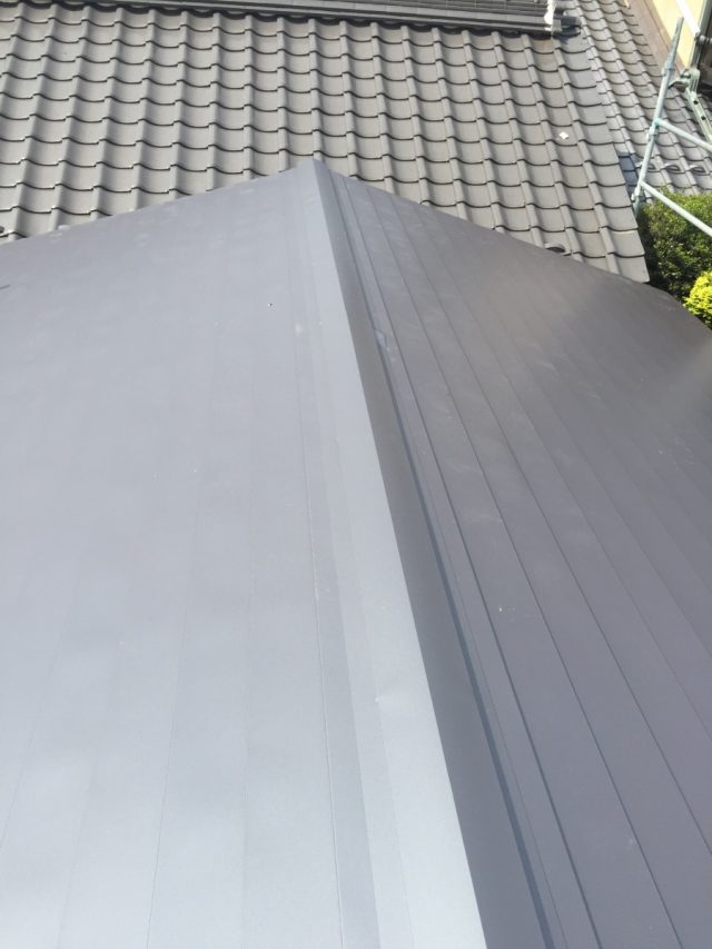 ガルバリウム鋼板　横葺き　施工後