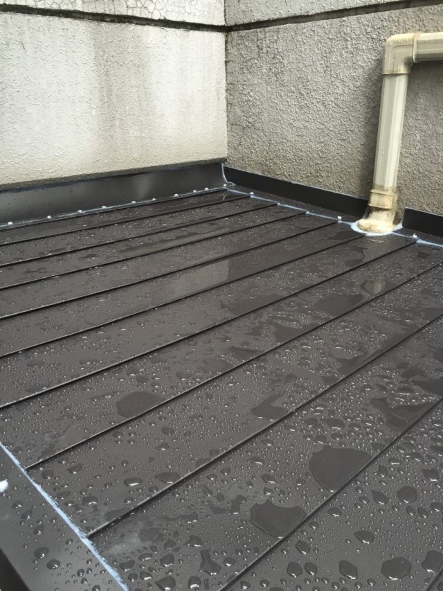 お客様所有のアパート　１階屋根　ガルバリウム鋼板　横葺き