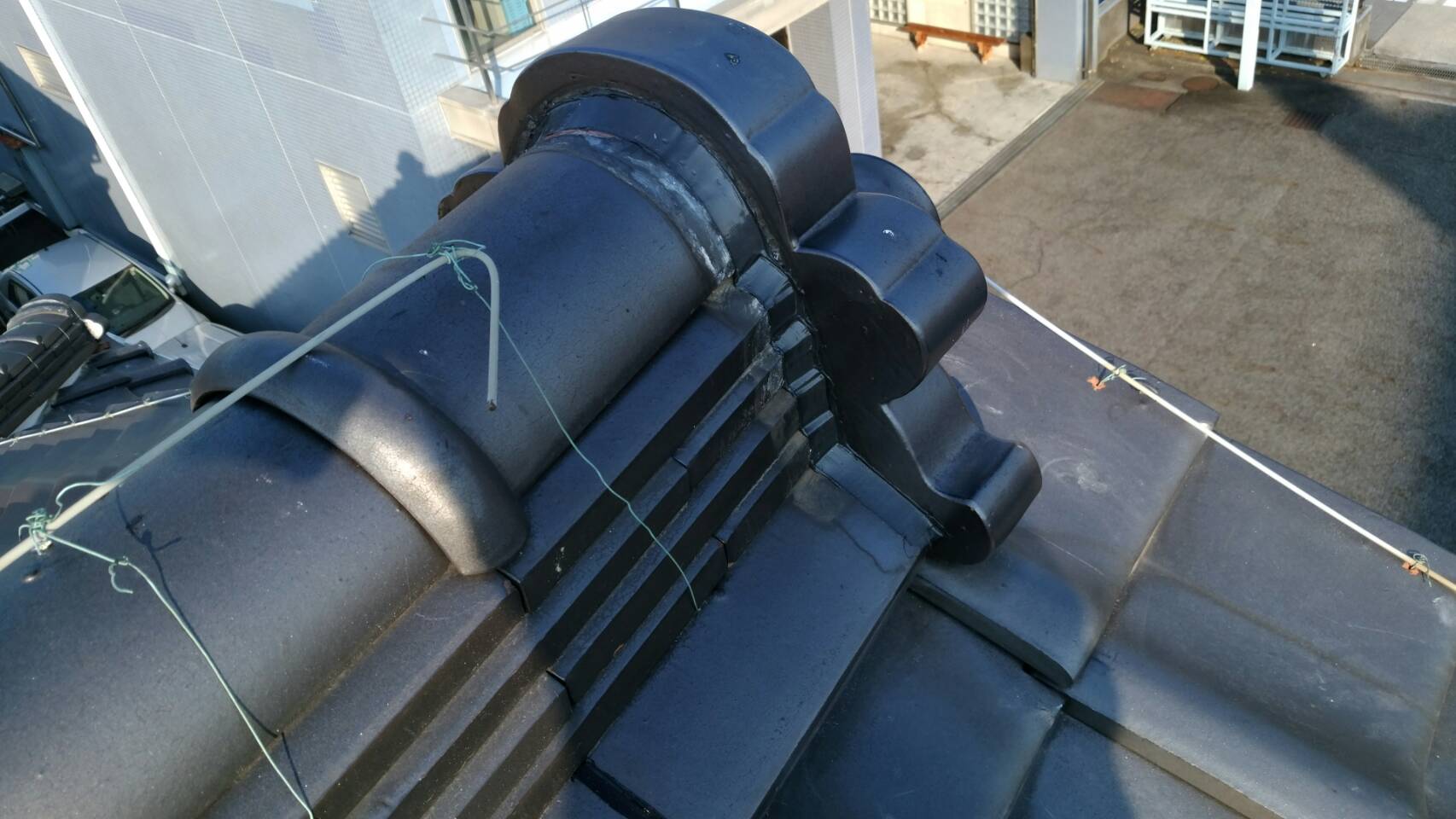 棟瓦の固定と仕上げ