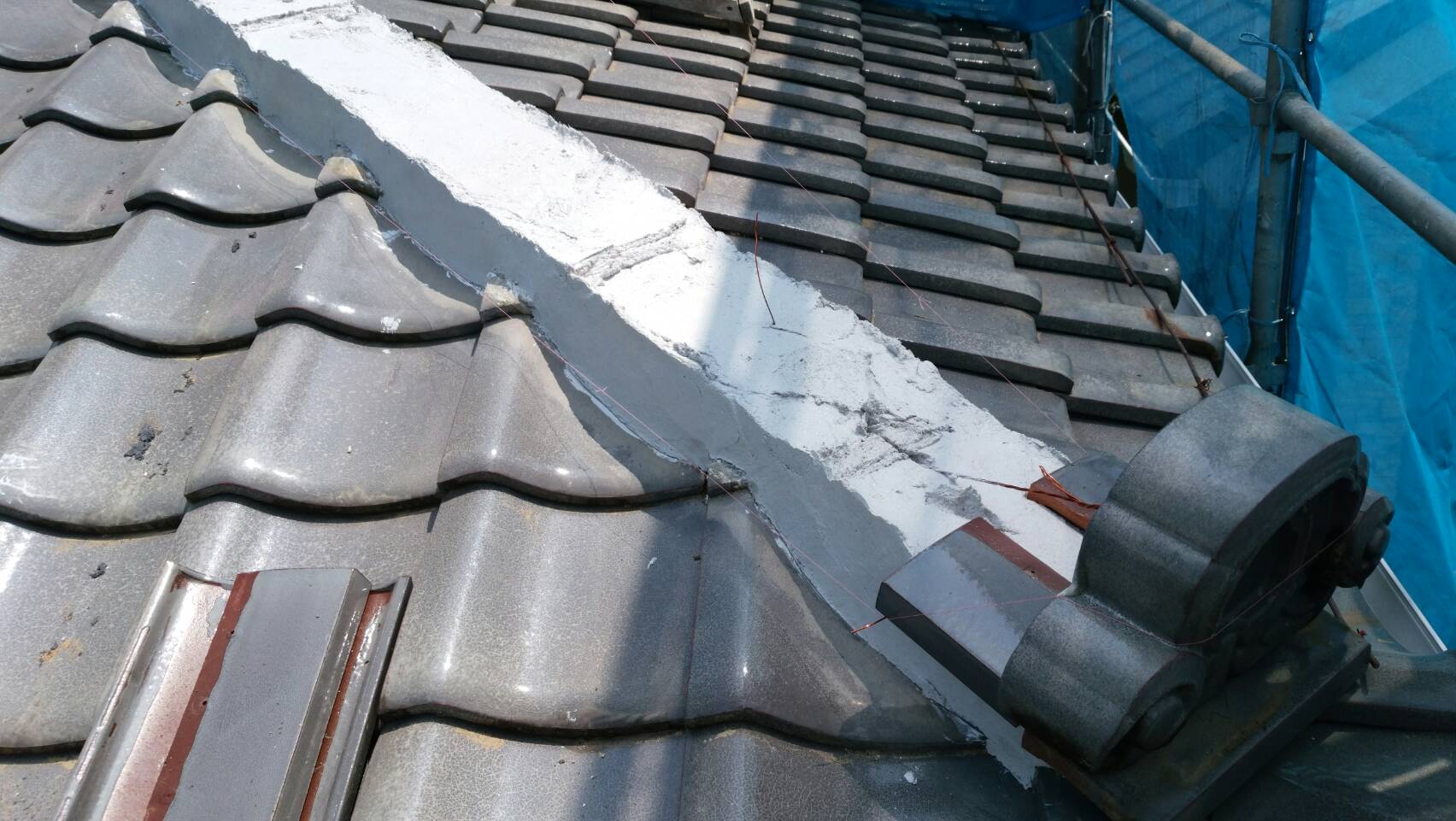 棟瓦の固定と仕上げ