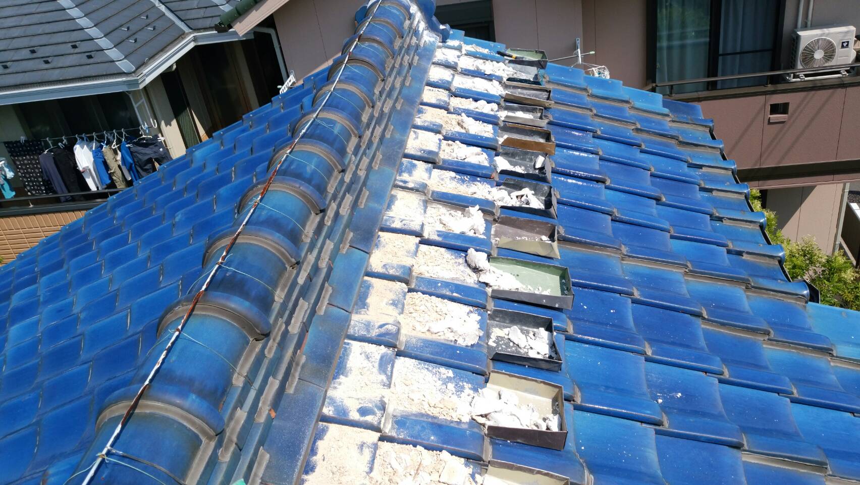 古い漆喰の撤去作業