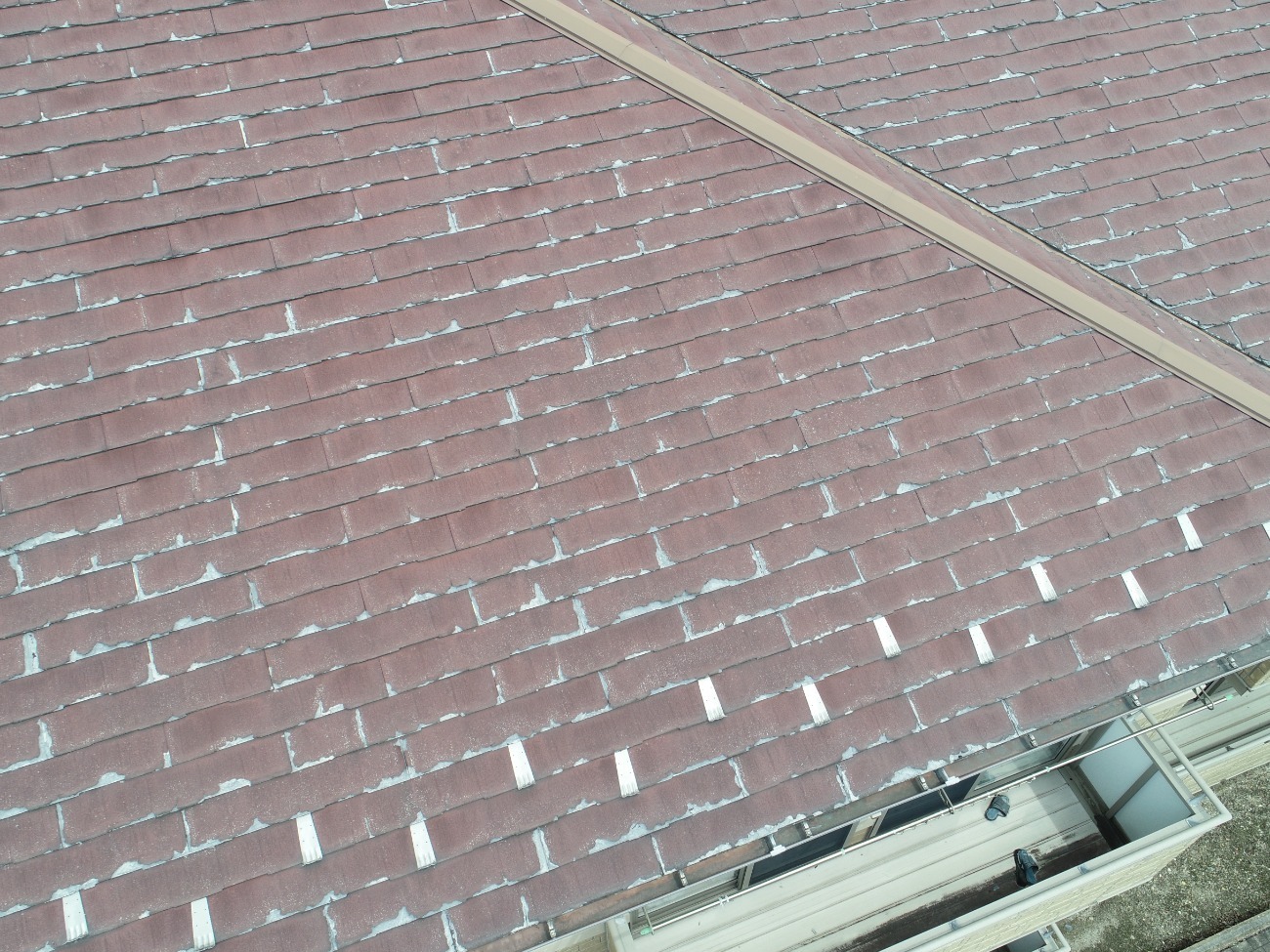 屋根面全体に広がる塗膜の剥がれ