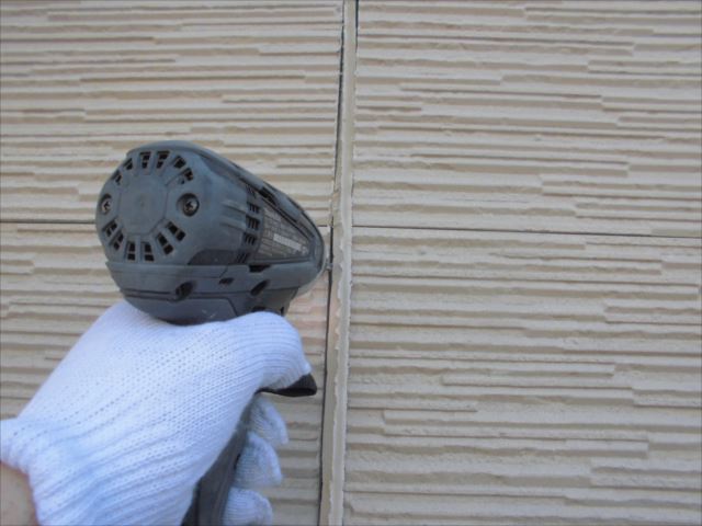 既設シーリング撤去中の写真