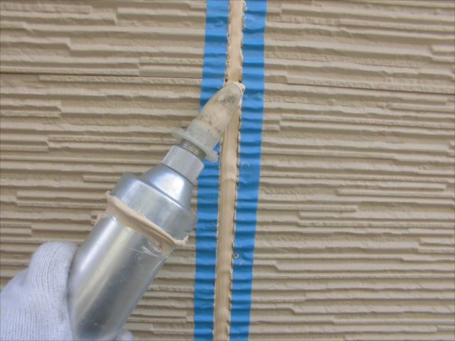 シーリング材の充填中