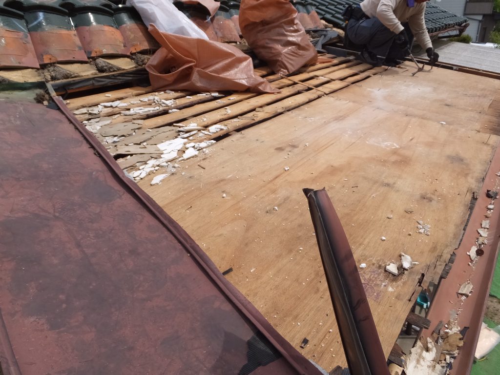 既存屋根の撤去中