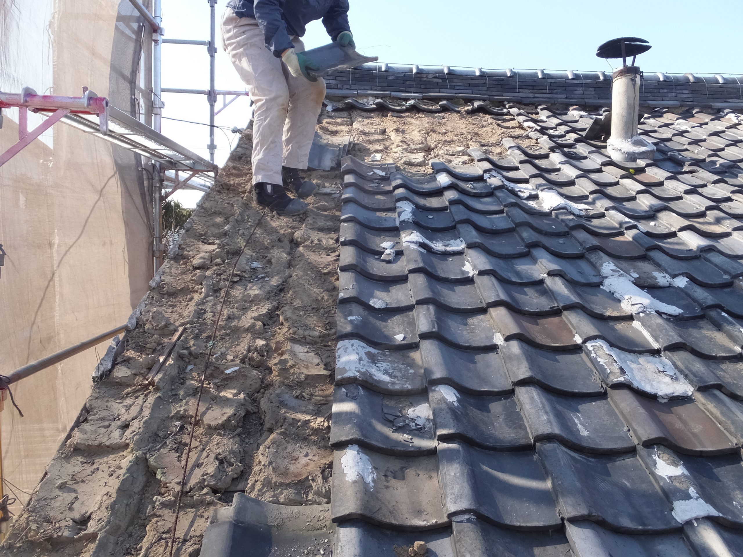 既存瓦の撤去作業