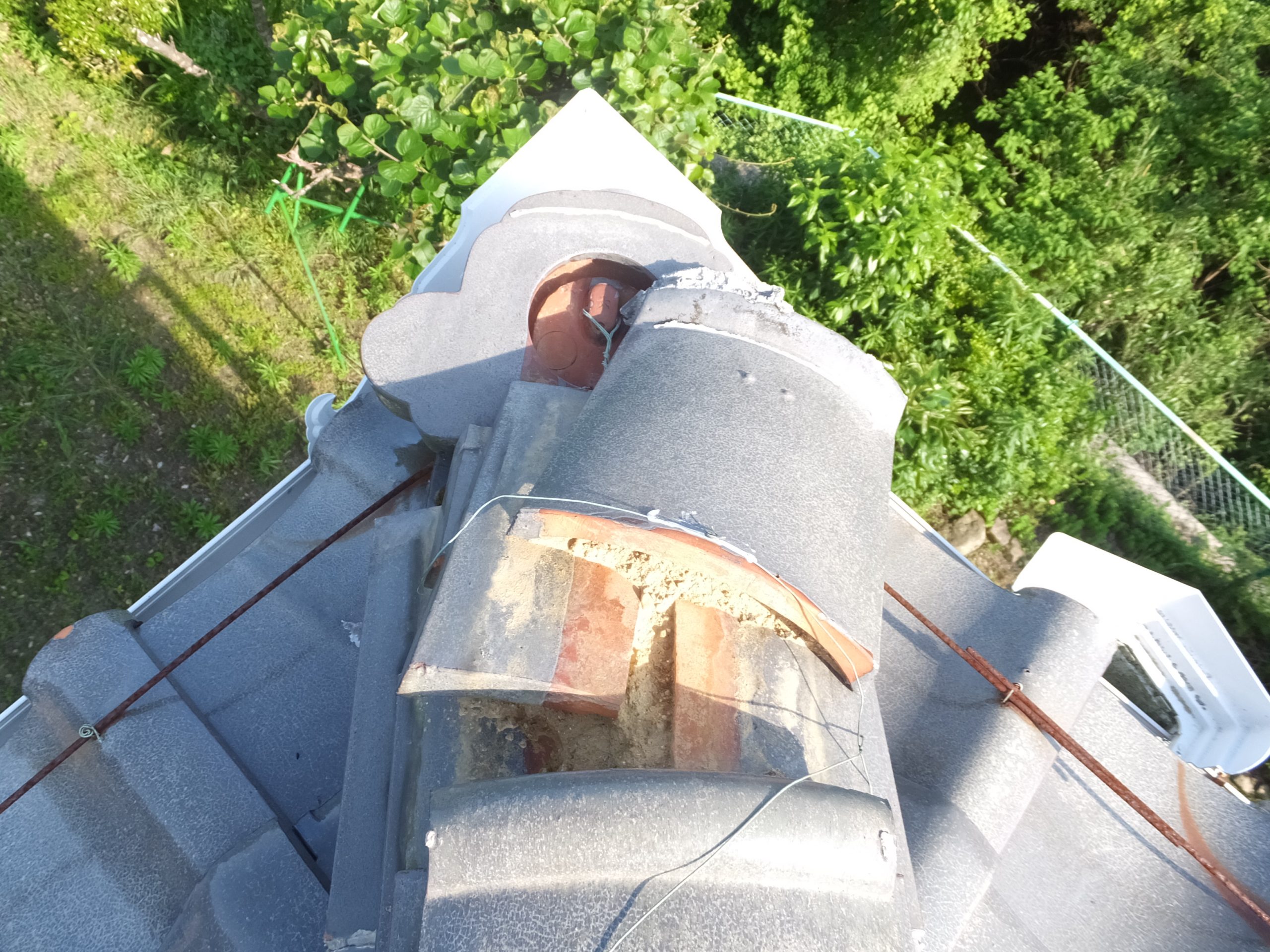 崩れた棟瓦の状態(3枚目)