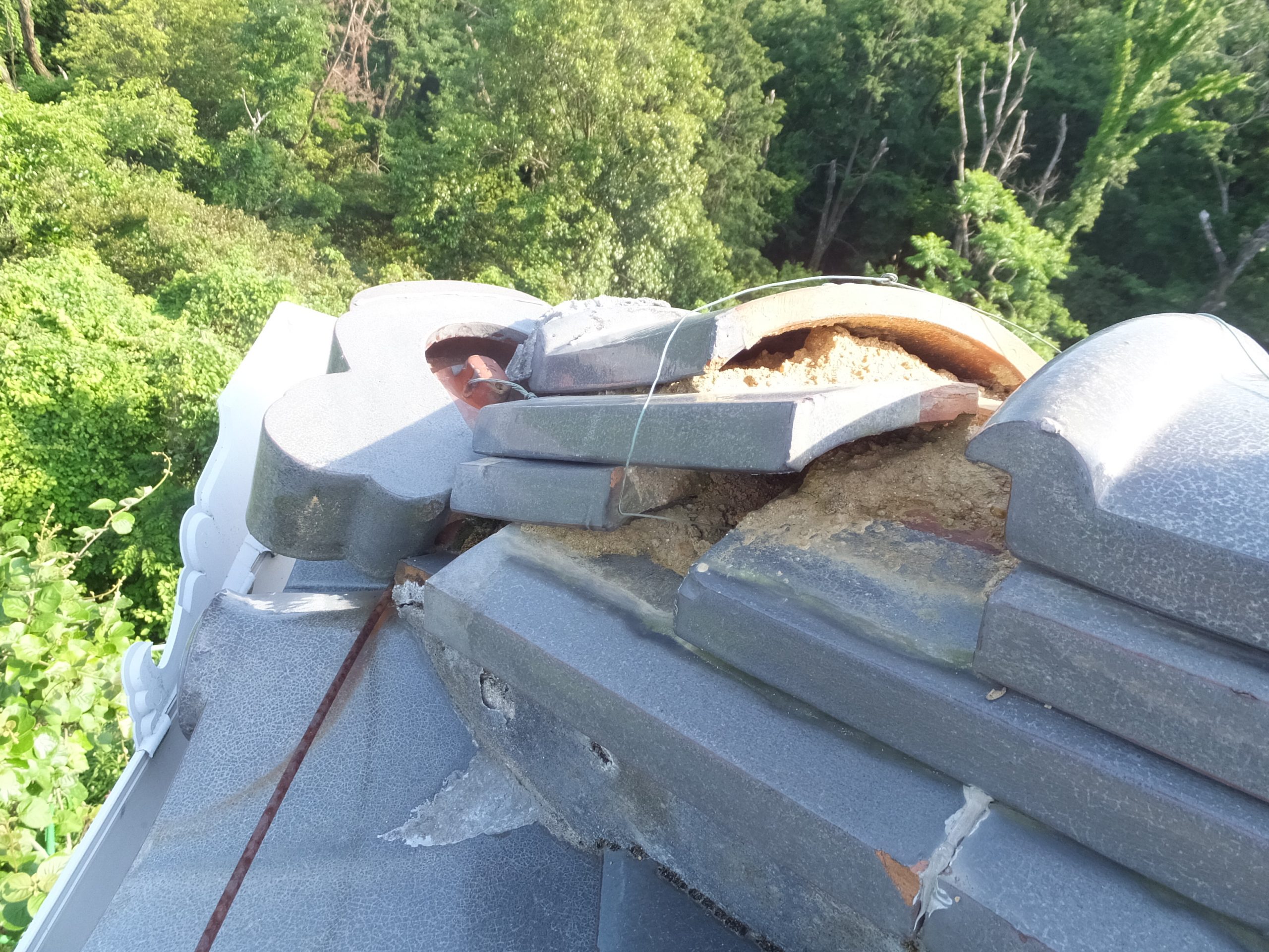 棟瓦のさらに大きな崩れ(4枚目)