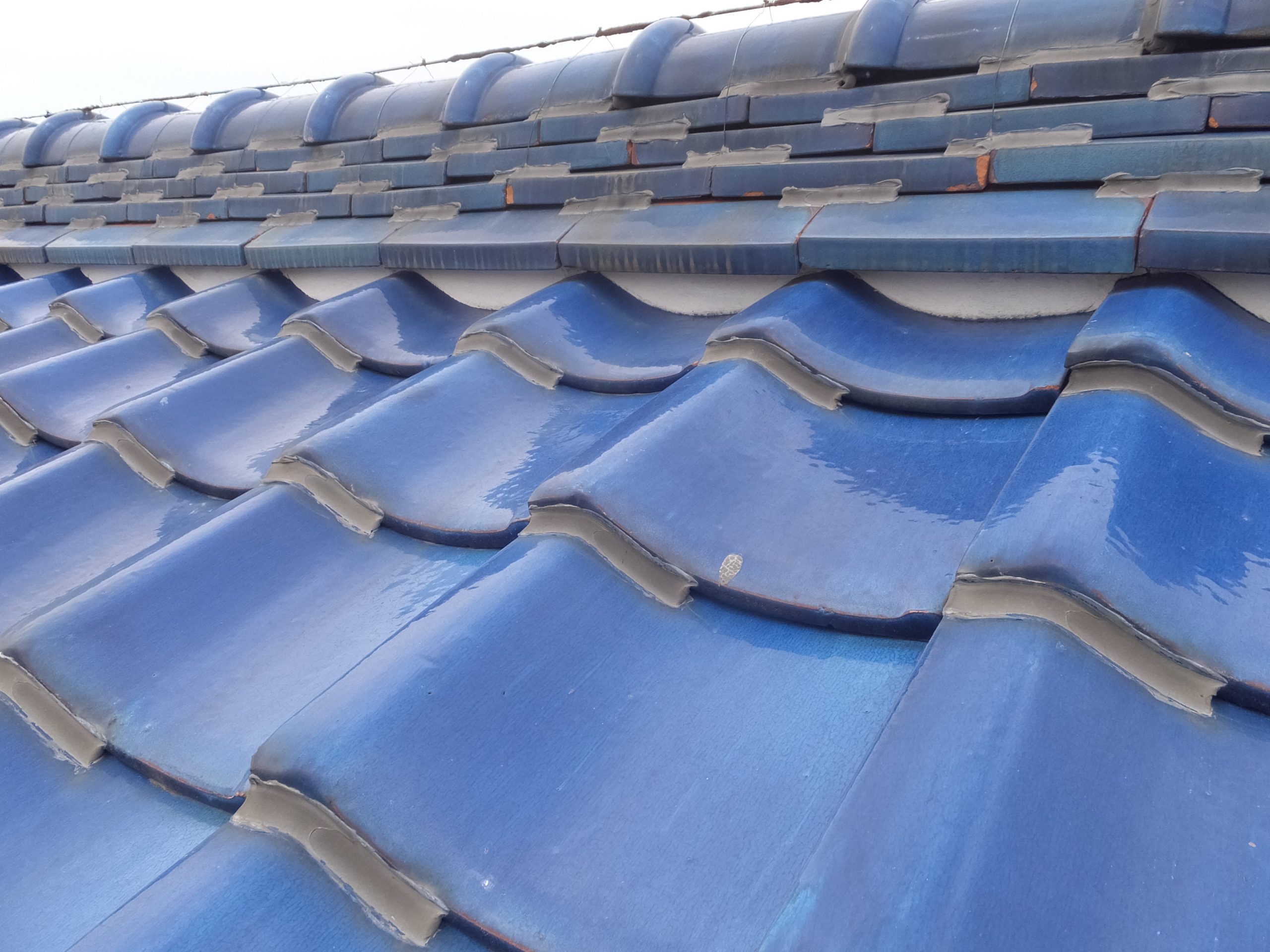 棟瓦周辺で目立つ漆喰の劣化