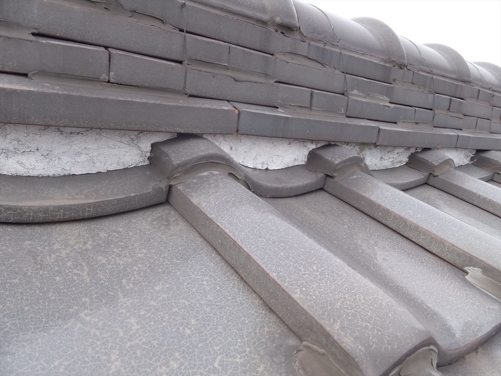 漆喰の露出と剥がれ