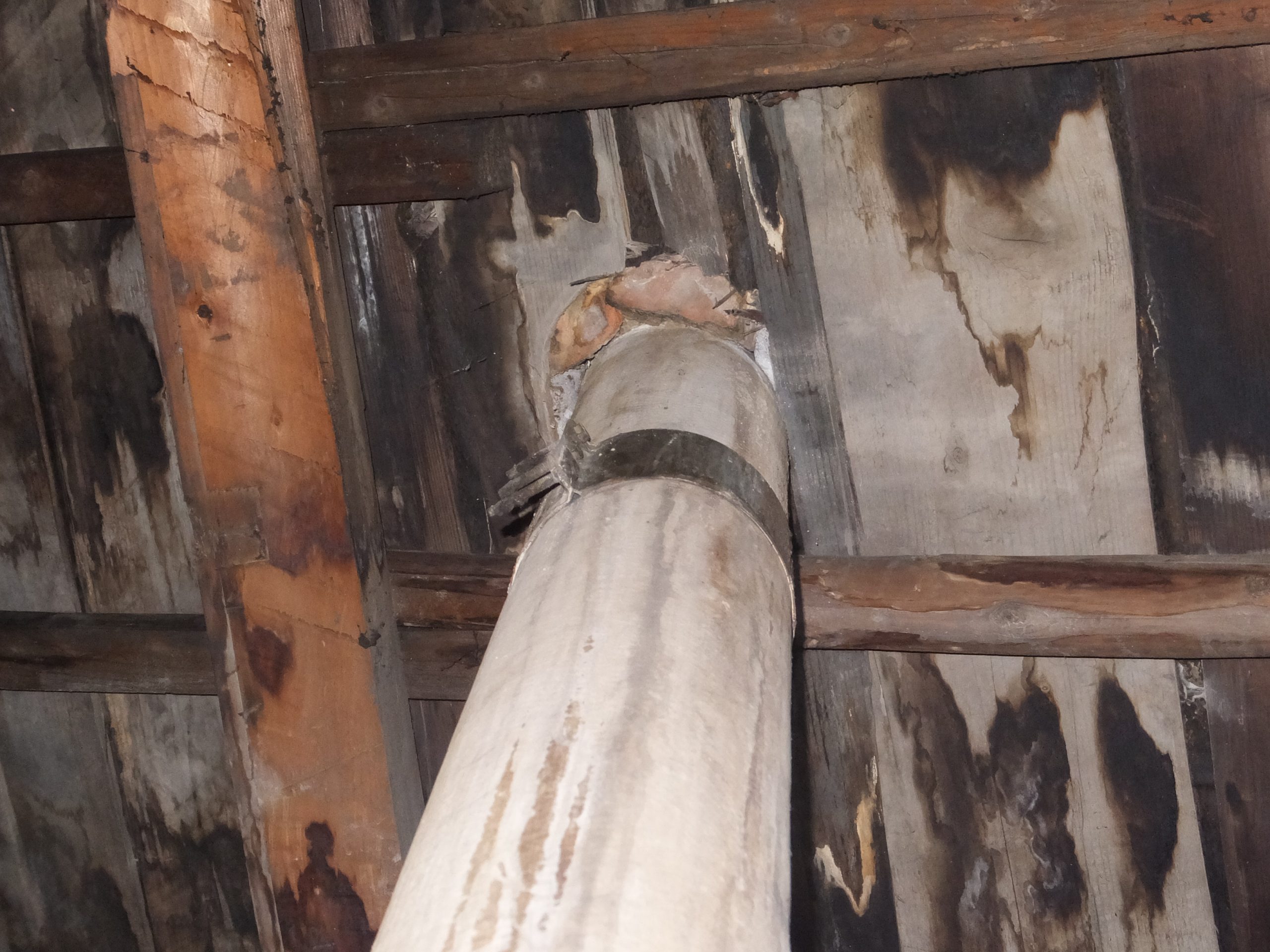 屋根裏の木部腐食
