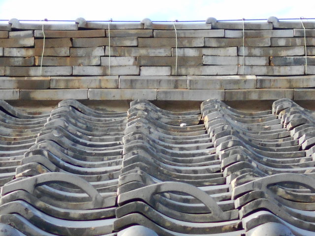 いぶし瓦の漆喰のはがれ