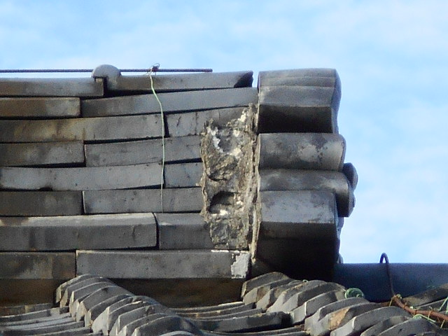 鬼瓦漆喰のはがれ