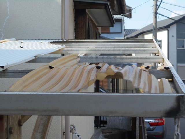 塩ビ波板の飛散・張替え