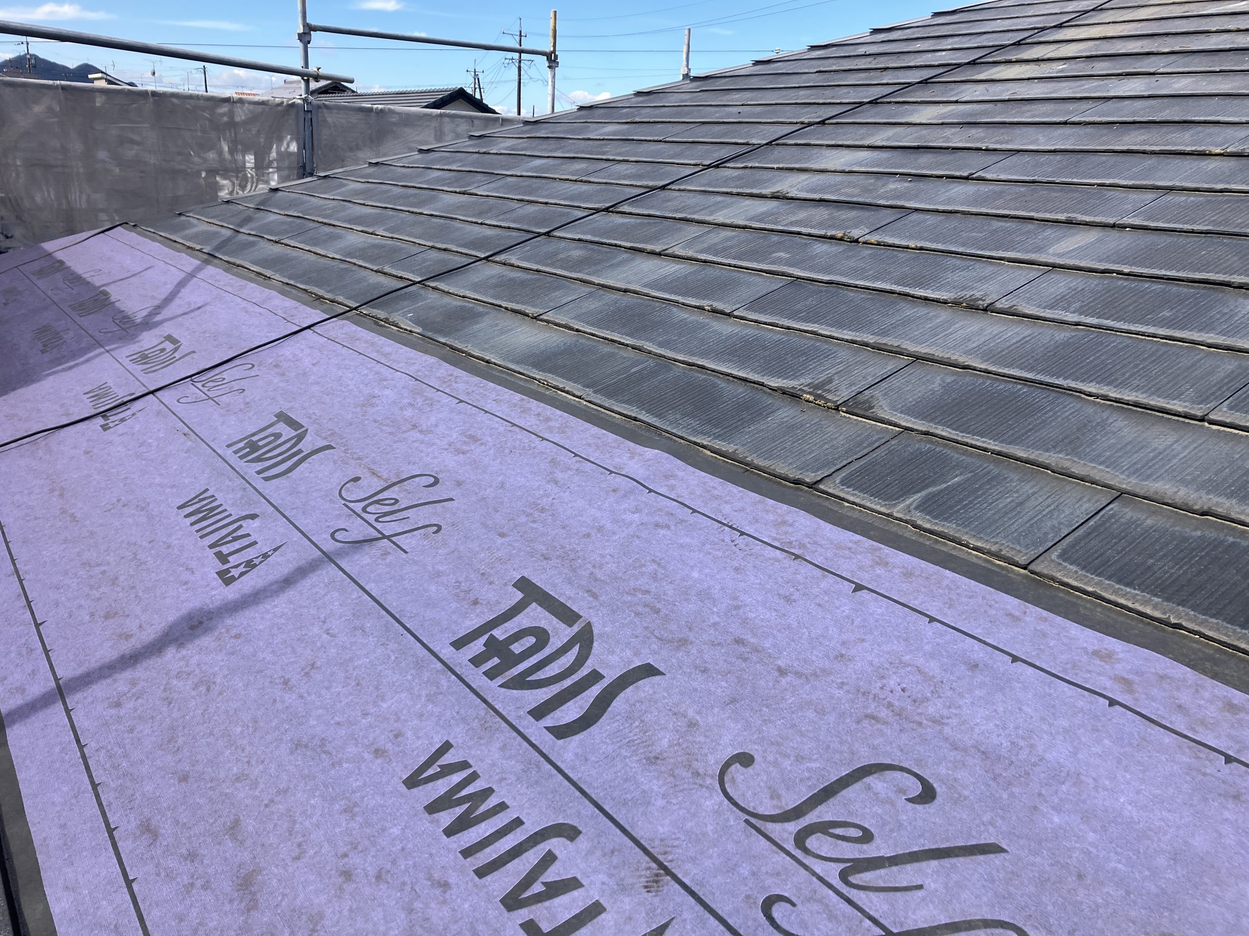 既存屋根の清掃と防水シートの敷設