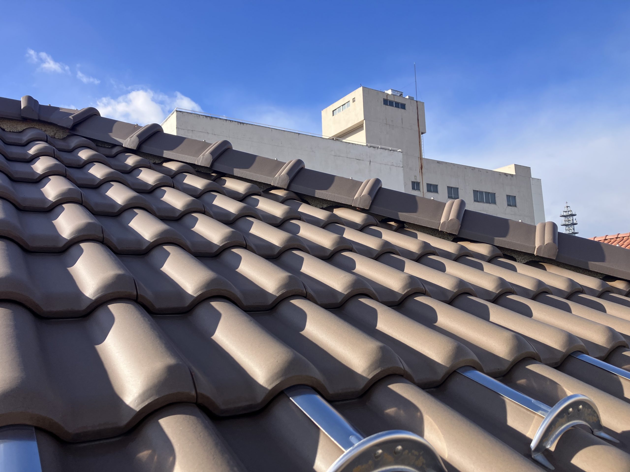 棟瓦のラインと漆喰の見え方を確認