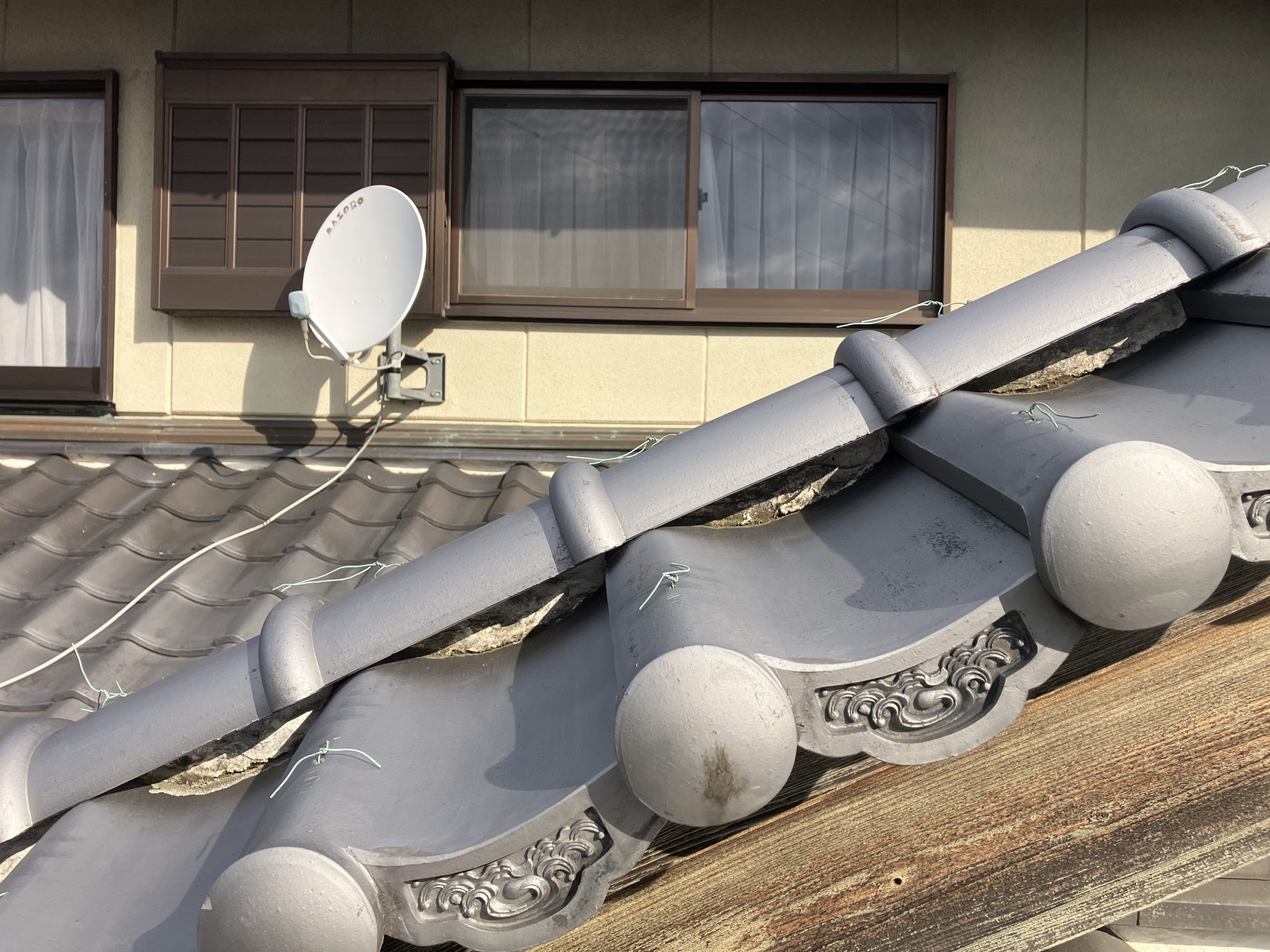 棟付近の漆喰が広範囲に欠けている状態