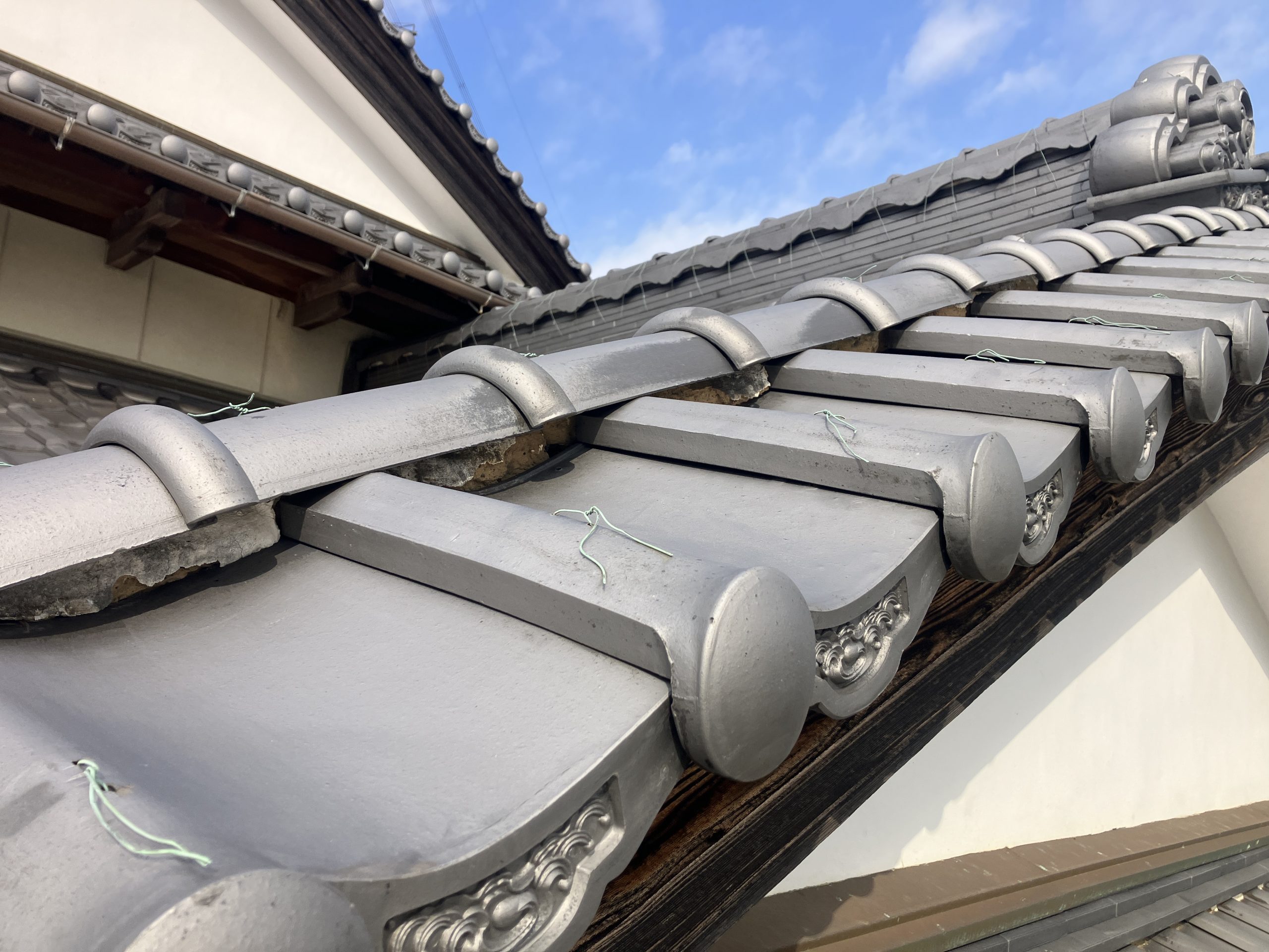 棟全体で漆喰の欠損が点在