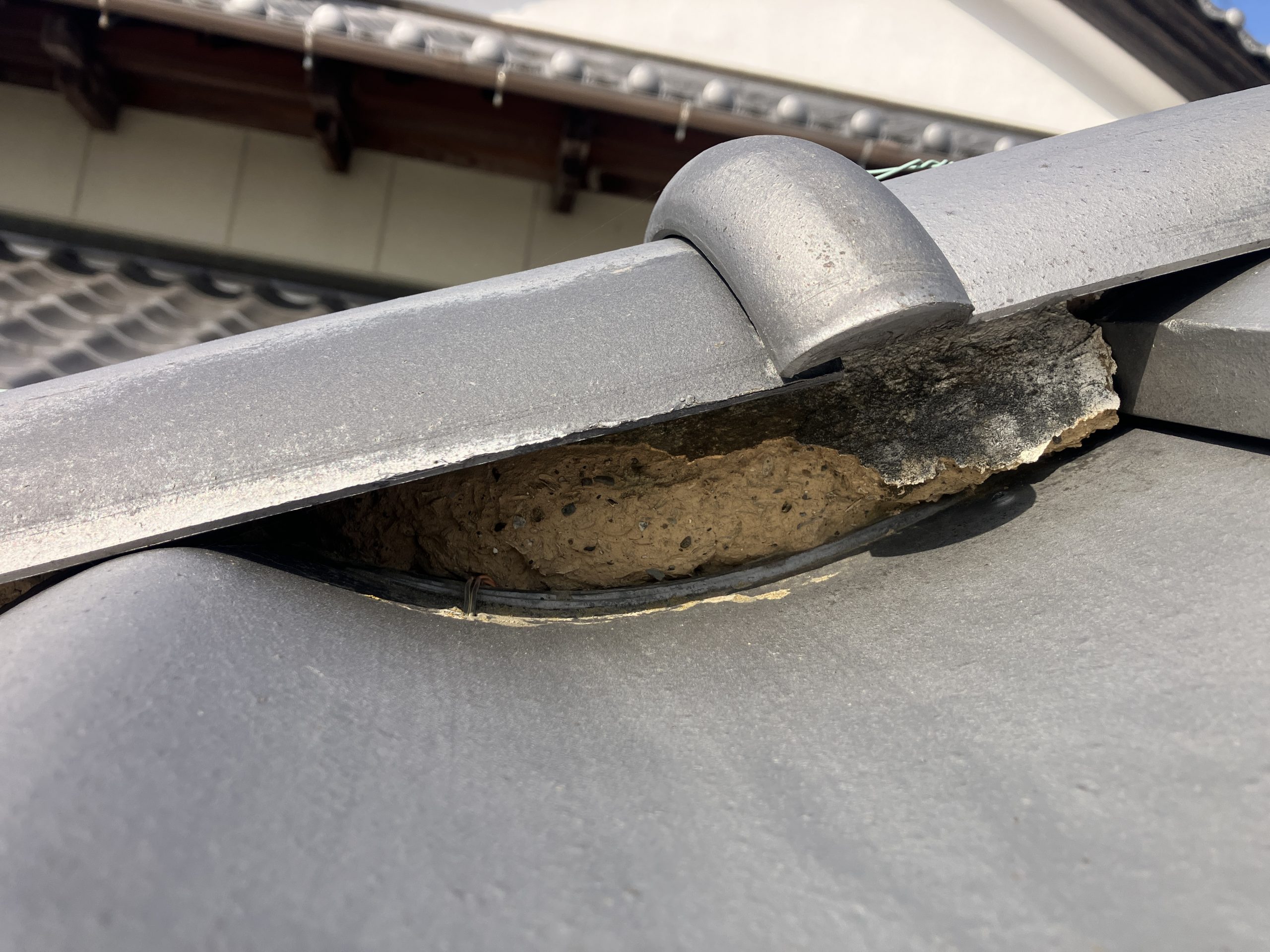 漆喰の剥がれで内部の土が露出