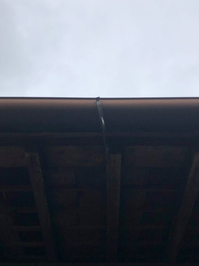 雨樋の軒樋金具のゆがみ
