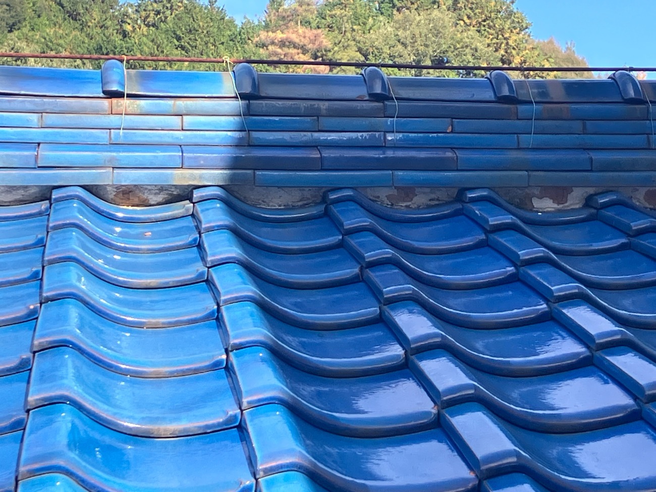 棟瓦のラインと表面状態の確認