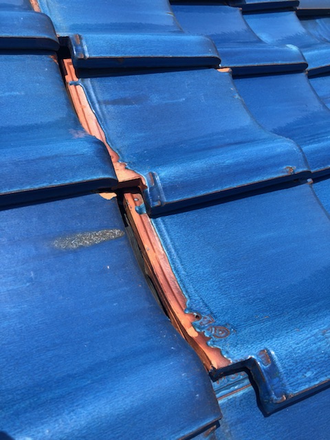 瓦のズレ　雨漏り